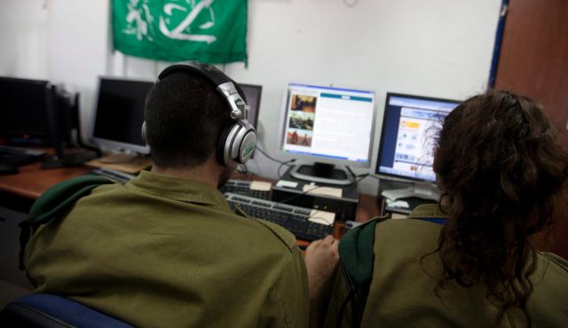 Soldiers of Unit 8200. (Photo: Moti Milrod/Haaretz)