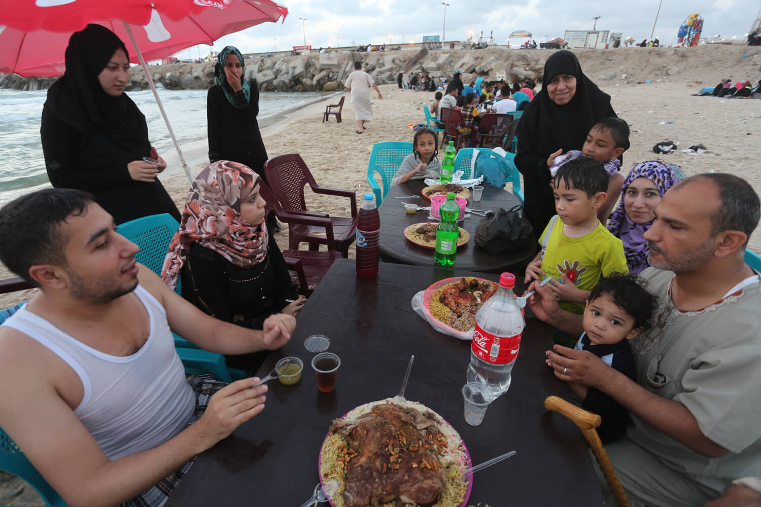 The Al-Rafaty family shares a seaside breakfast in Gaza, June 27, 2016. (Photo: Mohammed Asad)