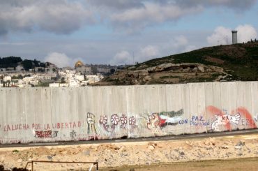 The Israeli apartheid wall in Abu Dis. (Photo: T. Suarez)
