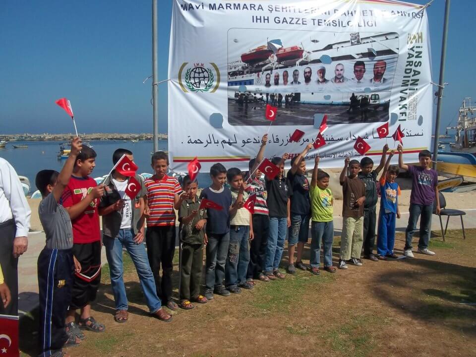 Gazan children show their support for Turkish Mavi Marama victims.