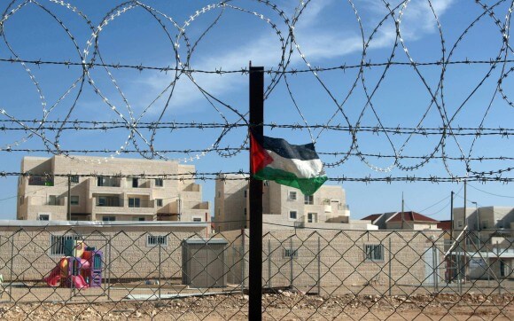 A small Palestinian flag attached to a fence fluttering outside the Israeli settlement of Beitar Illit, on the outskirts of Jerusalem. (Photo: AFP)