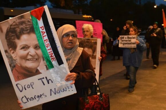 Supporters of Rasmea Yousef Odeh demonstrating. (Photo via boycottisraeliapartheid.org)