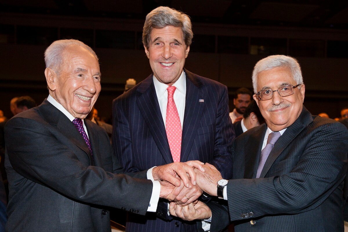 Mahmoud Abbas, John Kerry and Shimon Peres shake hands at the World Economic Forum on the Middle East and North Africa 2013, in Amman, Jordan. May 26, 2013. (Photo: FLASH90)