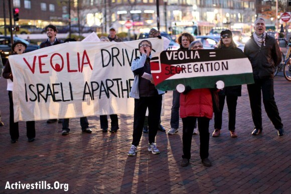 JVP Boston activists protest outside Harvard Kennedy School where Veolia CEO, Mark Joseph, gave a lecture about "Issues in Transportation". In Cambridge, MA on November 14, 2012. (Photo: Tess Scheflan/ Activestills.org)
