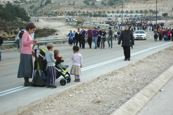 Pro-settler protesters march from Ma'ale Adumim to the hills of E1 in a demonstration against Kerry backed peace talks. (Photo: Allison Deger)