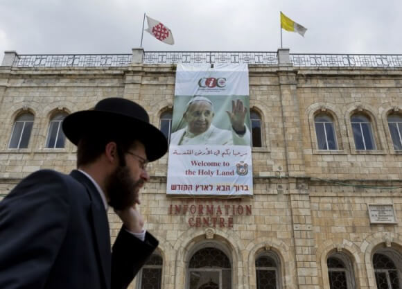 Banner in Jerusalem for Pope's visit,