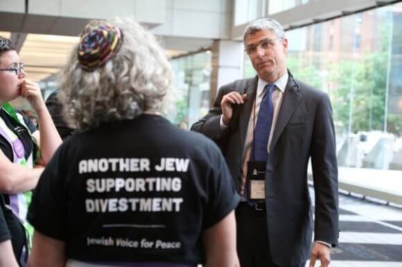 Reform Jewish leader Rick Jacobs speaking to Jewish Voice for Peace members at the Presbyterian convention. (Photo: @lizaveta9/Twitter)