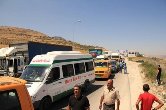 Palestinian line up outside of Nablus at the Tappuach Junction, as the Zataara flying checkpoint is reinstated. (Photo: Mohammed Othman)