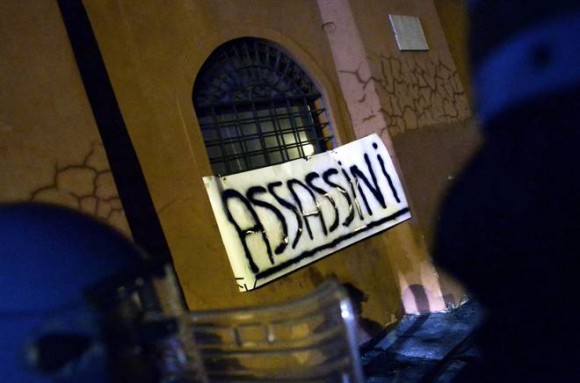 Pro-Israel protesters attached a banner reading “Assassins” to the wall of the Palestinian embassy in Rome (Photo: Caprioli/Toiati)