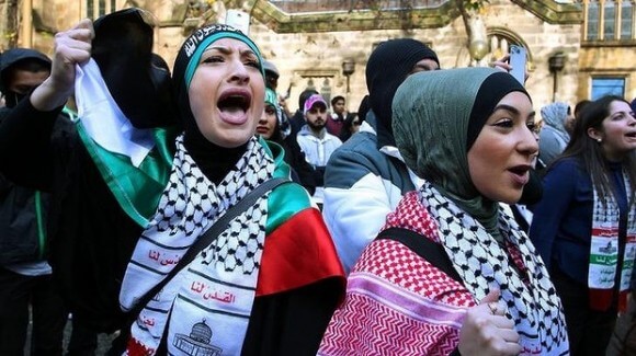 Supporters of Palestine chant during a rally in Sydney against Israel's recent attacks on Gaza. (Photo: Getty Images/Lisa Maree Williams)