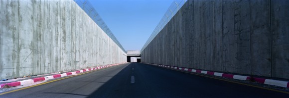 The "sunken road", the connecting road between the West Bank and the Bir Nabala enclave, three villages of Jerusalem that are completely surrounded by walls and fences. Occupied Palestinian Territories, November 2009. (Photo © Kai Wiedenhöfer/2009)