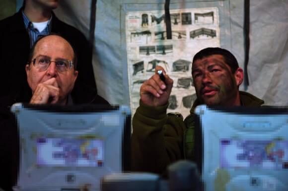 Moshe Ya'alon, left, meets with Col. Ofer Winter in December 2013. (Photo: Ariel Hermoni/Israeli Ministry of Defense)