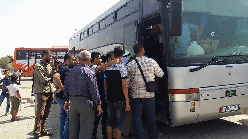 Boarding the bus heading to the Egyptian side of the crossing. (Photo: Isra Saleh El-Namy)