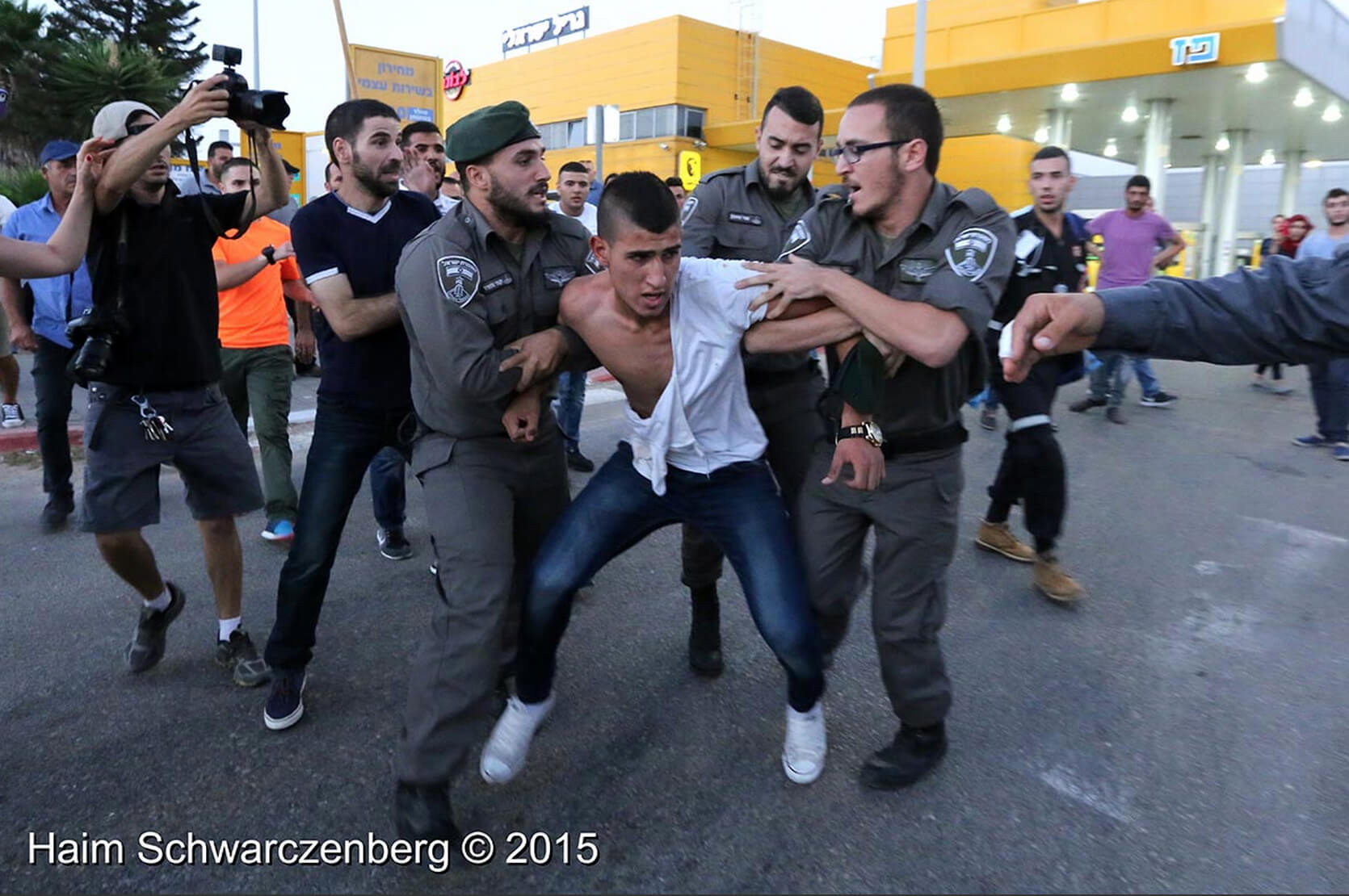 Israeli police detain a Palestinian during a protest in support of Mohammed Allan, a Palestinian hunger striking prisoner. (Photo: Haim Schwarczenberg)