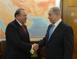 Former governor of Arkansas and GOP presidential contender Mike Huckabee with Israeli Prime Minister Benjamin Netanyahu, August 2015. (Photo: Amos Ben Gershom / GPO)