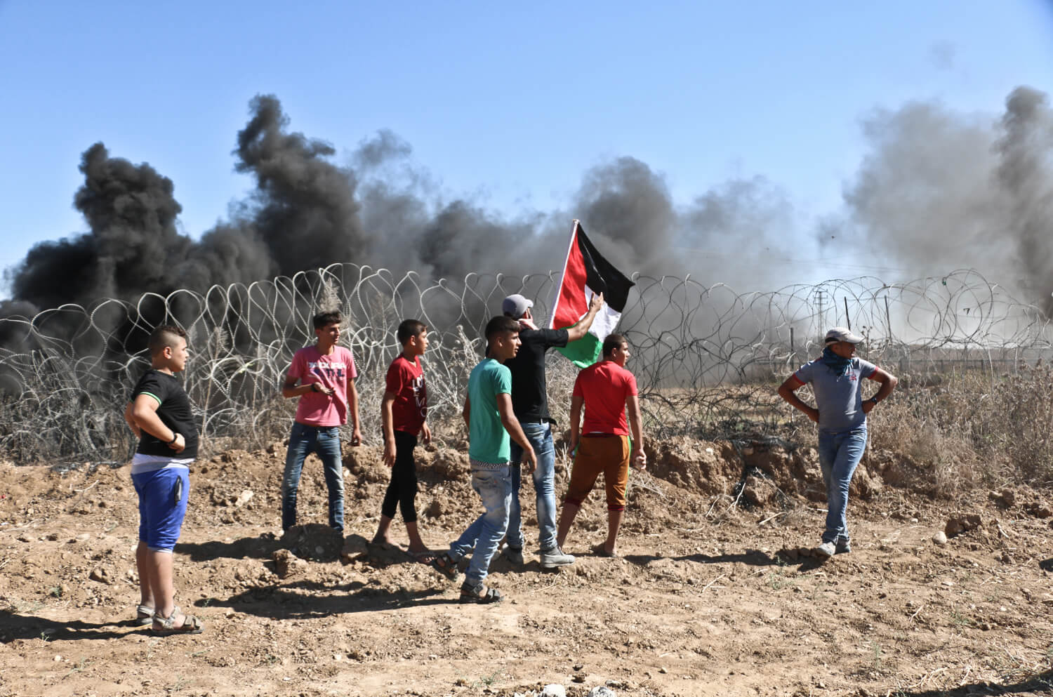 Protesters near Nahal Oz, east of the al-Bureij refugee camp in central Gaza Strip, September 30, 2016. (Photo: Mohammed Asad)