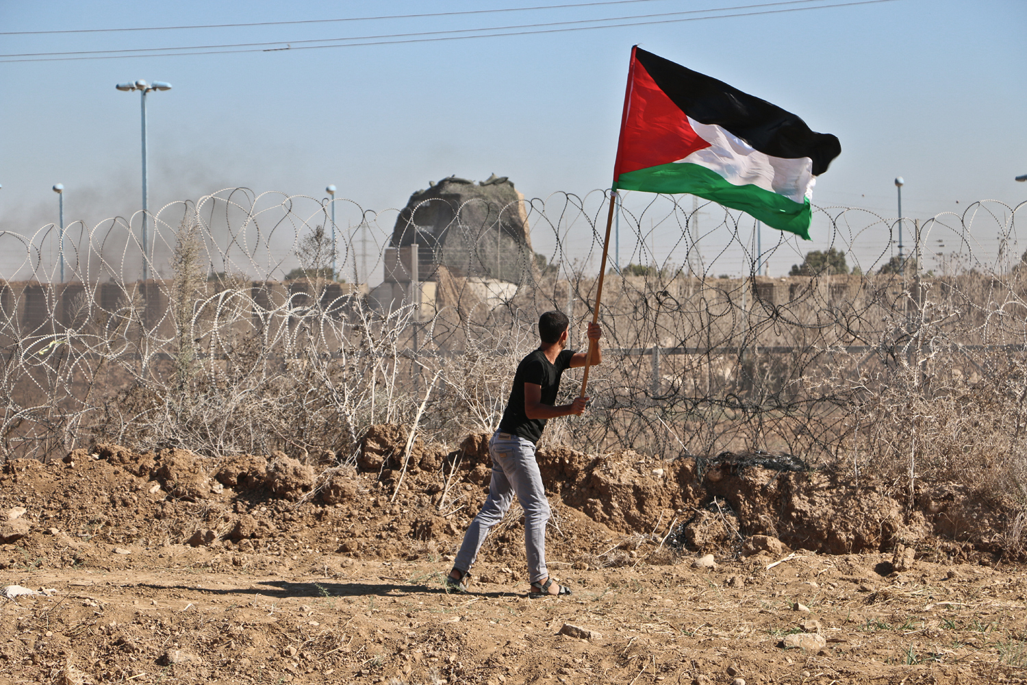 Protester near Nahal Oz, east of the al-Bureij refugee camp in central Gaza Strip, September 30, 2016. (Photo: Mohammed Asad)