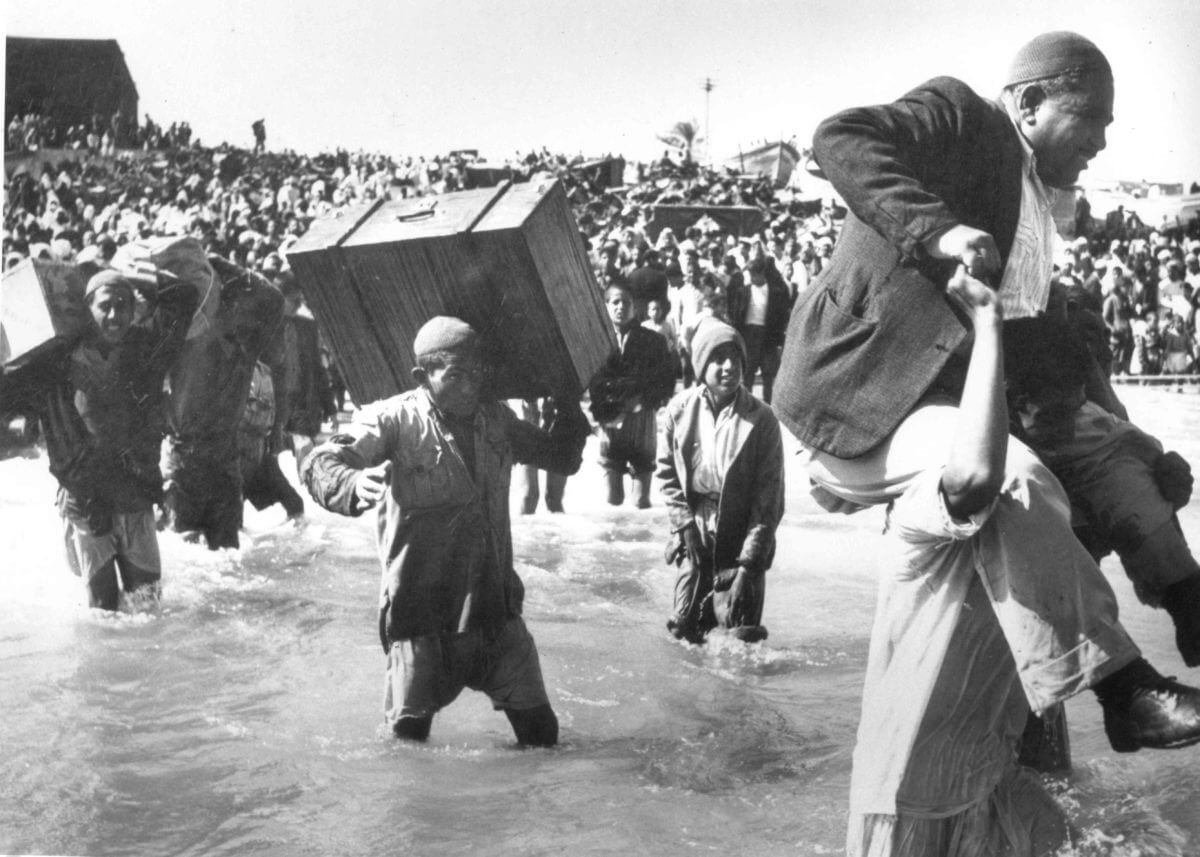 Palestinians flee from Gaza's beaches onto boats during the Palestinian nakba, 1949. (Photo: UNRWA)