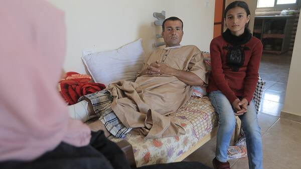 Reham Qudaih – 14 year old girl from Khan Yunis in Gaza with her father Tareq Qudaih who participated in the Gaza protest “The Great March of Return” on Friday 30th March 2018 where he was shot in the leg. Reham is now suffering from nightmares and flashbacks from the previous wars in Gaza. Photo: Ahmed Mashharawi/NRC