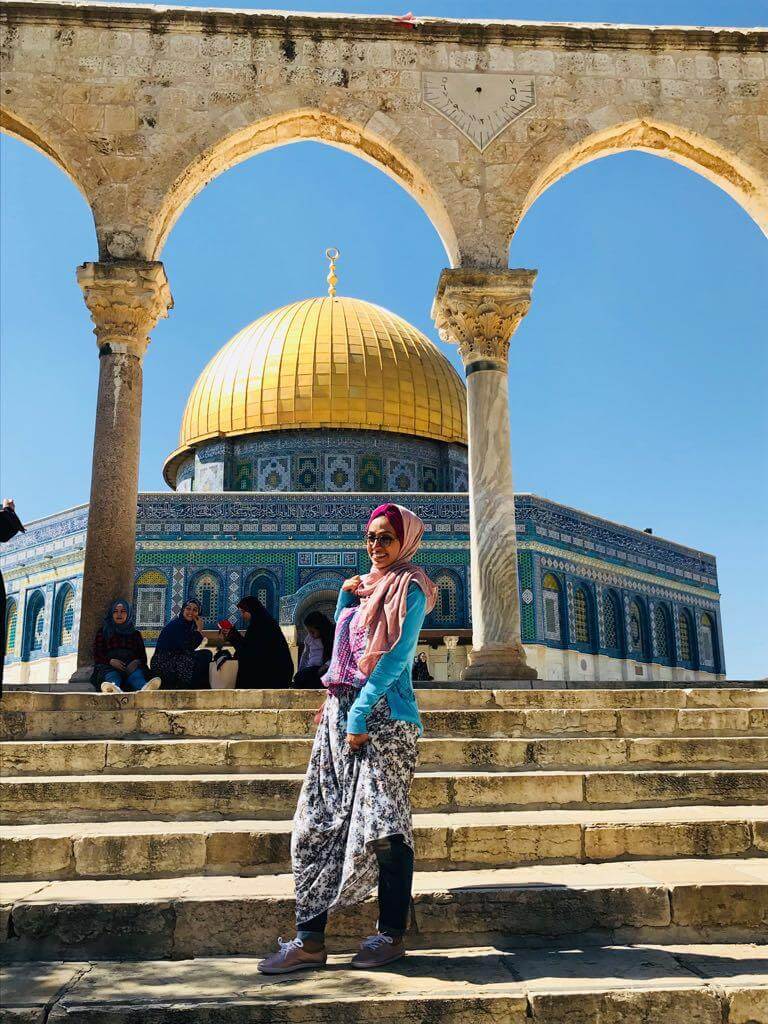 Abier Almasri, Human Rights Watch’s research assistant for the Gaza Strip, in front of the Dome of the Rock in the al-Aqsa Compound in occupied East Jerusalem in July 2018.