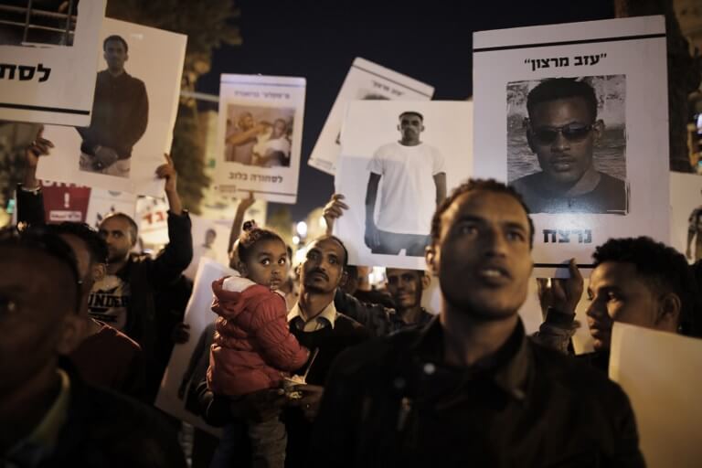 African migrants demonstrate in Jerusalem on April 4, 2018 against Israel's Prime Minister's cancellation of an agreement with the United Nations aimed at avoiding forced deportations of thousands of African migrants.
