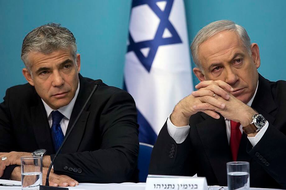 Israeli Prime Minister Benjamin Netanyahu and one of his chief rivals, Yair Lapid (Photo: EPA/Abir Sultan) Dec. 2018.