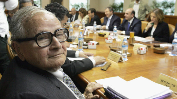 Rafi Eitan at an Israeli cabinet meeting in 2006 (Photo: Yoav Lemmer-Pool/Getty Images)