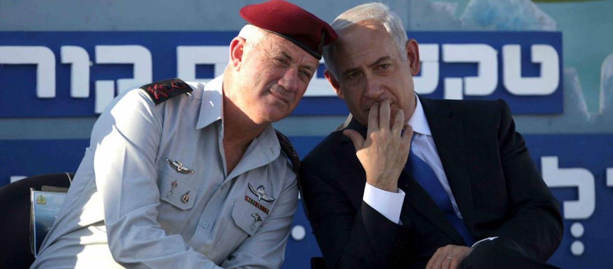 Then-IDF chief of staff Lt. Gen. Benny Gantz, left, with Prime Minister Benjamin Netanyahu at a Navy ceremony on September 11, 2013. (AP Photo/Dan Balilty)