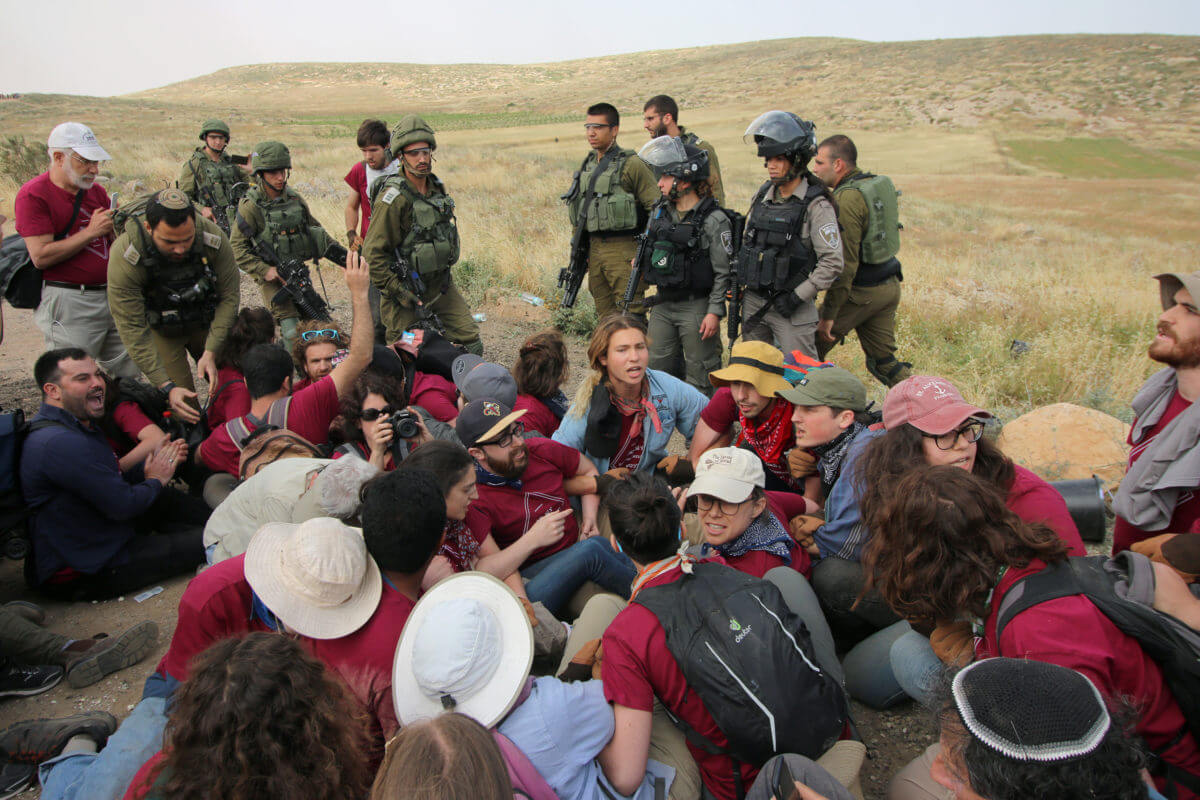 Israeli forces surround international Jewish activist who refused to evacuate the area, May 03, 2019.