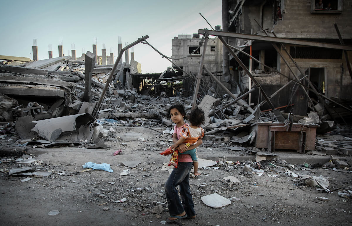 Palestinians flee with their belongings from the Shejaiya neighborhood of the Gaza Strip, on August 19, 2014. (Photo: Ezz al-Zanoun/APA Images)