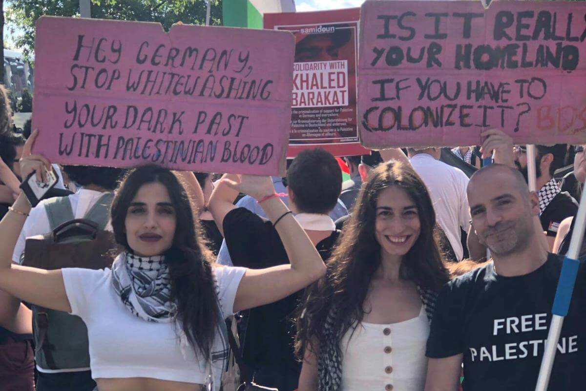 Daliah Vakili (left) at a protest in front of the German Parliament against an anti-BDS motion.