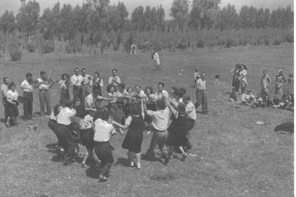 A folk dance troupe in Kibbutz Dalia, January 5, 1945. (Photo: National Photo Collection of Israel, Photography dept. GPO)