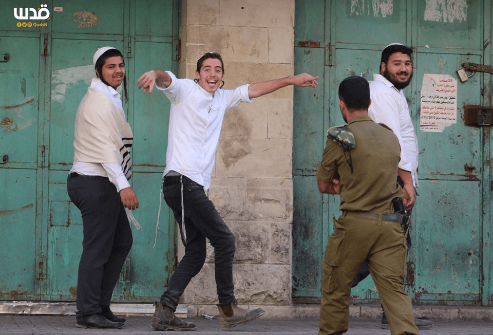 Thousands of settlers descended upon Hebron over the weekend, violently attacking Palestinians as they made their way through the city (Photo: Quds News Network)