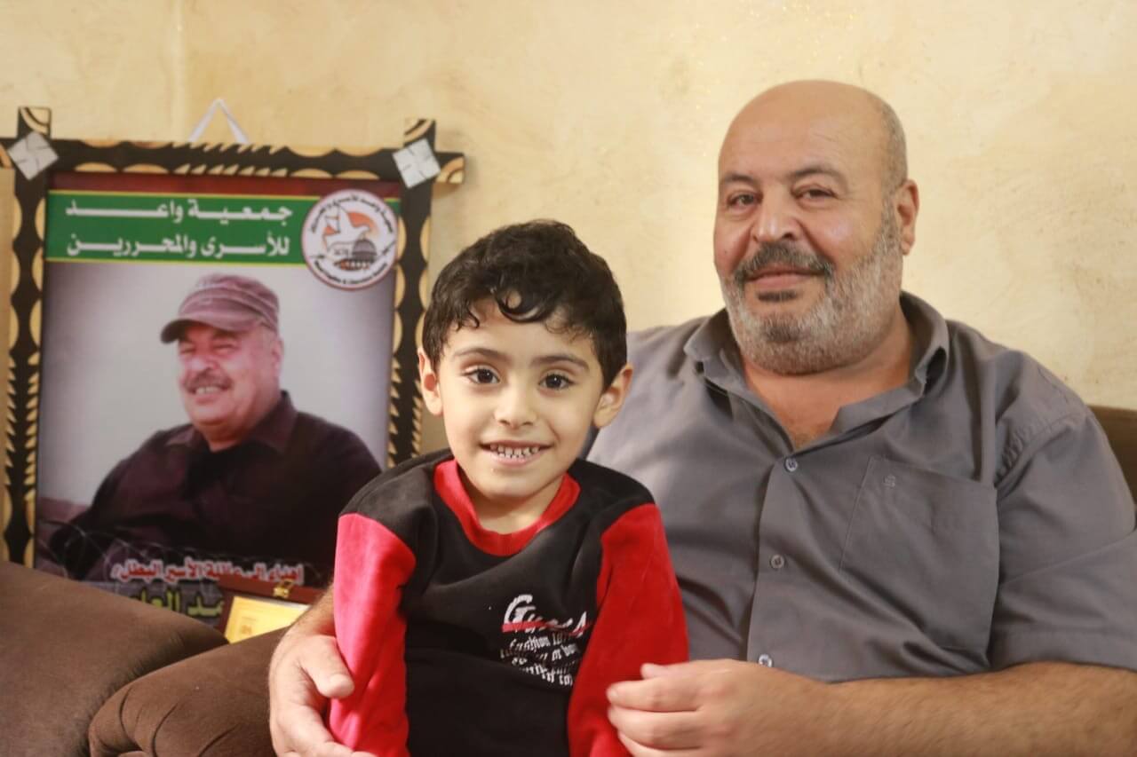 Suhail al-Amoudi with his grandson Mohammed after returning home.