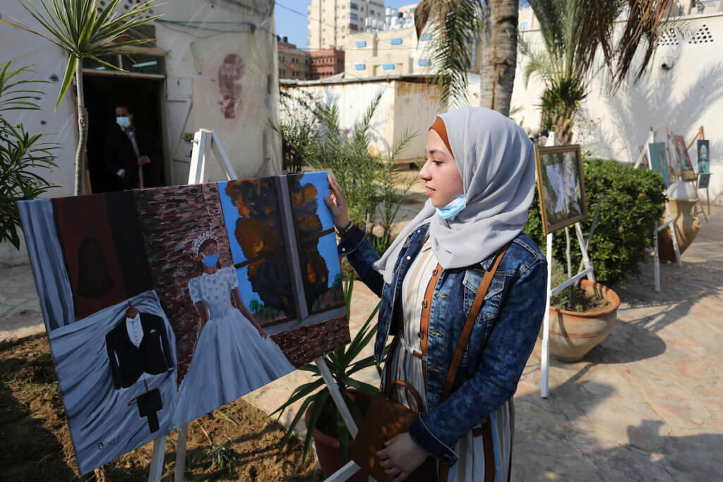 Palestinian artists attend an exhibition entitled "Corona and Art," organized by the Arts & Crafts Village, a center that promote artists and Palestinian heritage, in Gaza City on November 12, 2020. (Photo: Ashraf Amra/APA Images)