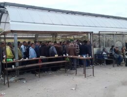 Palestinian workers at the Tayba checkpoint (Photo: The Palestine New Federation of Trade Unions)