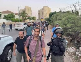 Armed Israeli settlers arriving in Lydd (Lod) with protection from Israeli forces, May 12, 2021. (Photo: Twitter)