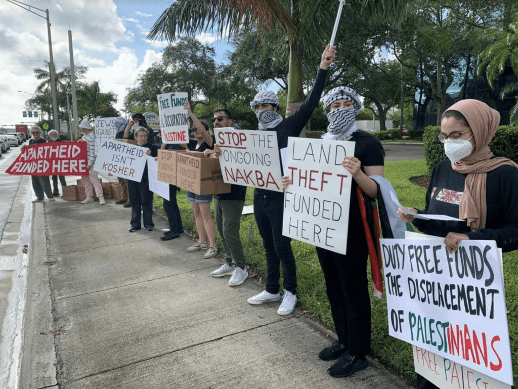 Protesters in front of Duty Free Americas headquarters in Hollywood, Florida, June 2, 2021. (Photo: JVP South Florida)