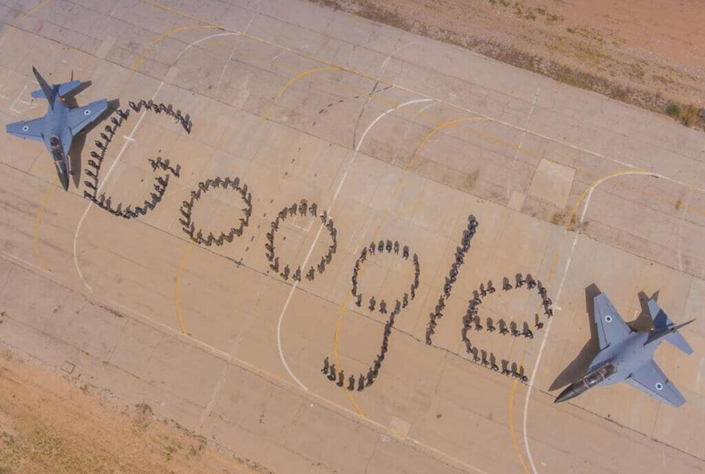 As tropas da força aérea israelense se reúnem em sua base para soletrar "Google" em homenagem à visita do CEO do Google, Eric Schmidt, a Israel em 2016. (Foto: TheMarker)