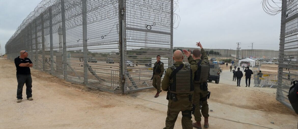Israeli security personnel gesture at an opening to the newly completed underground barrier along Israel's frontier with the Gaza Strip in Erez, southern Israel December 7, 2021. Photo: (REUTERS/Ammar Awad)