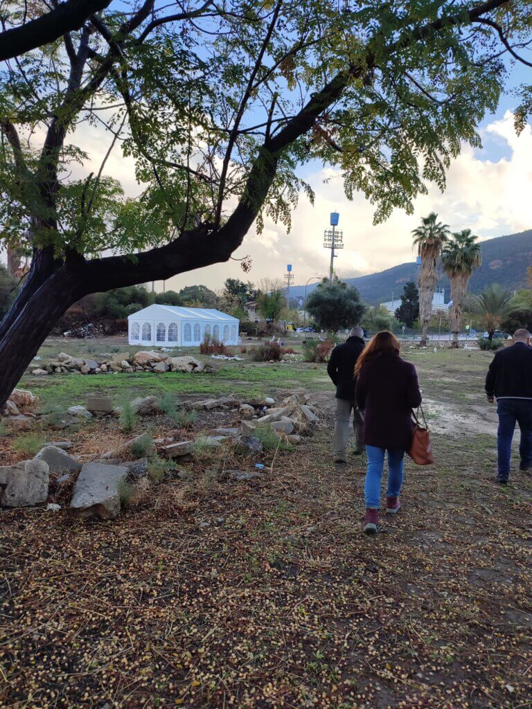Visiting the cemetery - with a view of the protest tent, December 17, 2021 (Photo: Rashad Omari - Al-Madina)
