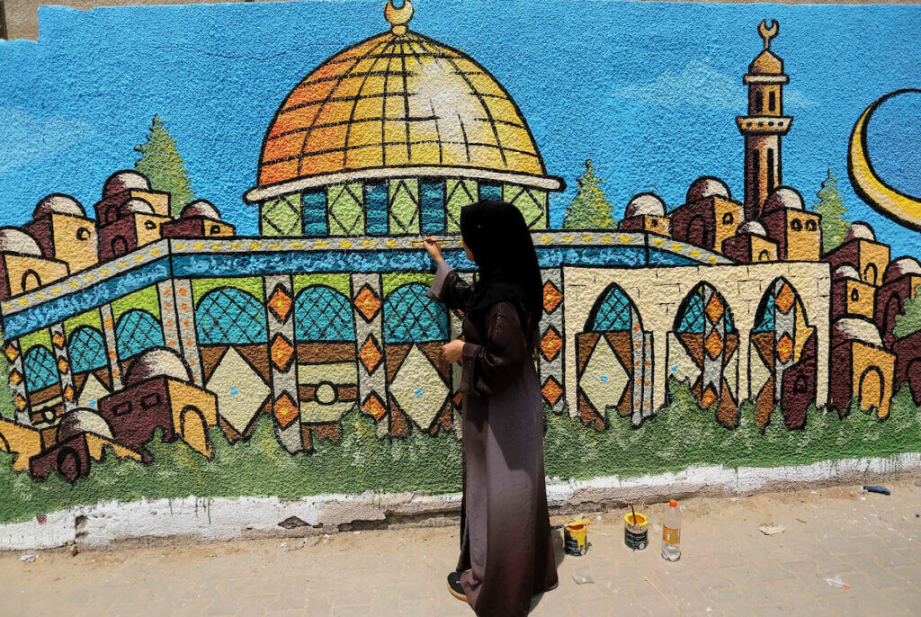 A Palestinian artist in Gaza City paints a mural drawing depicting the Dome of the Rock in Jerusalem, July 25, 2017. (Photo: Ashraf Amra/APA Images)