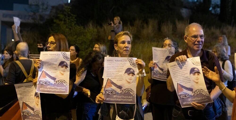 A protest in front of the Shin Bet's headquarters in Sheikh Muwanis (Tel Aviv University), calling for an end to administrative detention and the release of Amal Nakhleh, 18, who has been under administrative detention for over a year without charge or trial. (Photo: Activestills/Twitter)