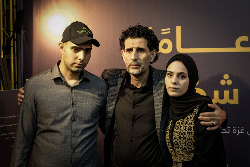 Zainab al-Qolaq, right, with her father and brother (Photo: Mohamed Salem)