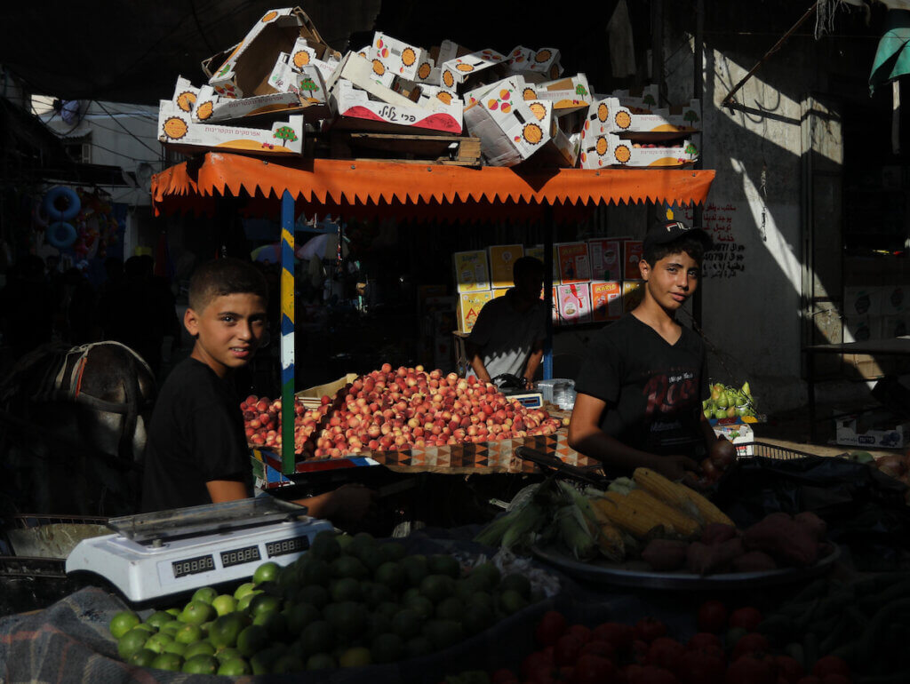 Palestinians return to the market to buy produce following four days of Israeli attacks, in Gaza city on August 10, 2022. (Photo: Ashraf Amra/APA Images)