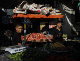 Palestinians return to the market to buy produce following four days of Israeli attacks, in Gaza city on August 10, 2022. (Photo: Ashraf Amra/APA Images)