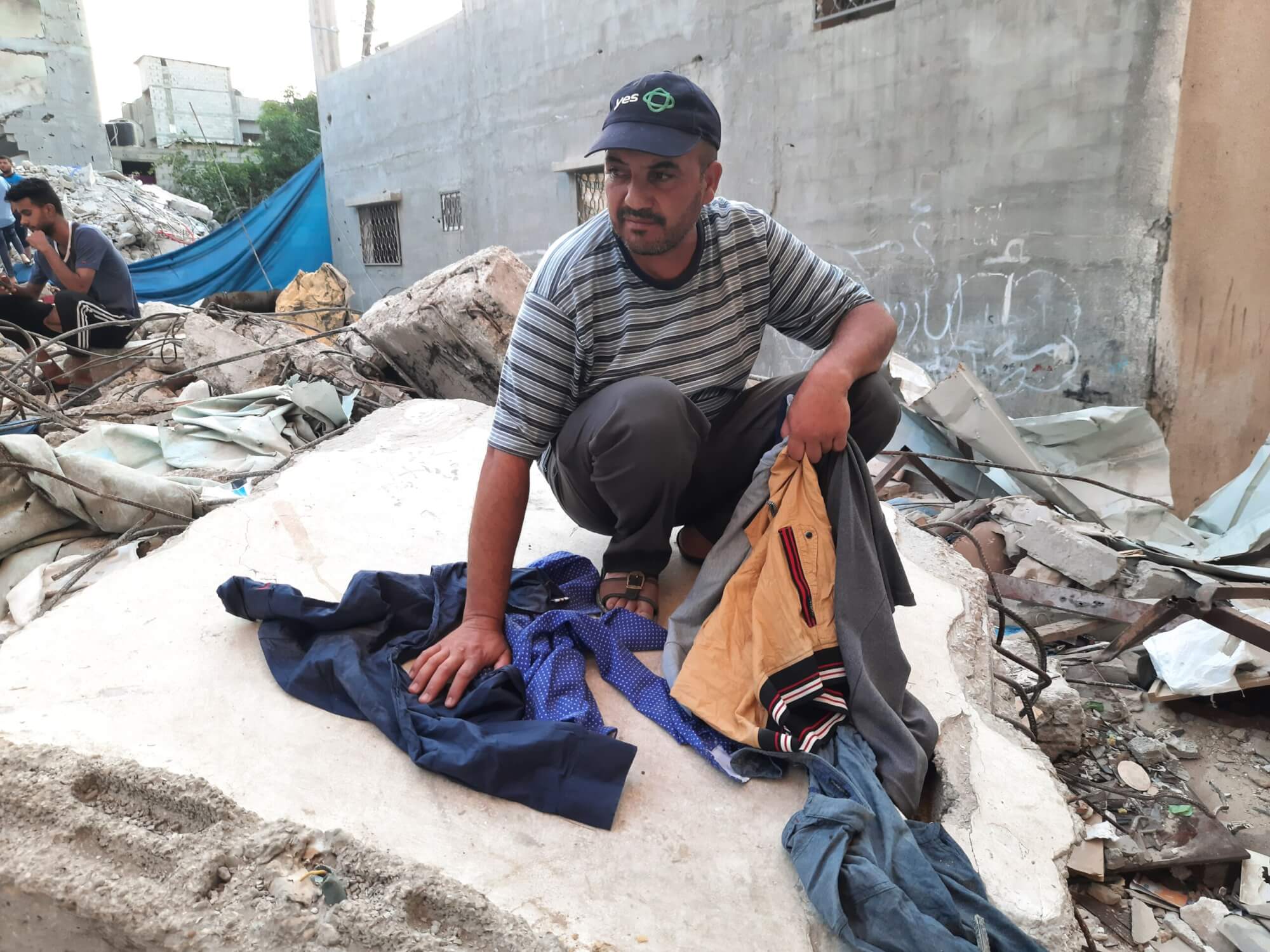 To try to save his neighbors, he had to demolish his own house - Vimarsana News