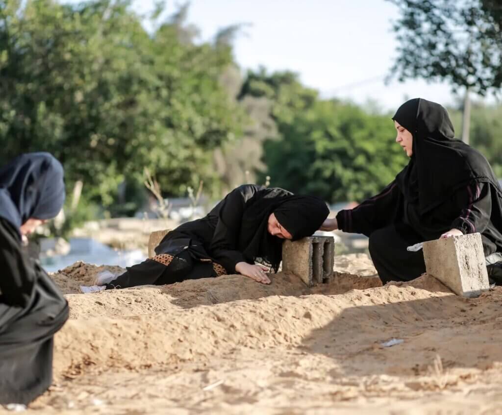 Viral photo of Abeer Harb leaning on her Ismael Dwaik's grave site taken by Husam Salem for Al-Jazeera.