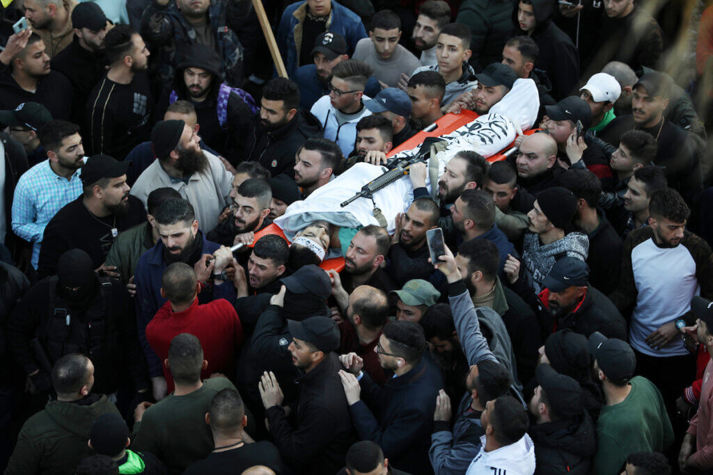 Persone in lutto portano i corpi dei 10 martiri palestinesi uccisi durante l'invasione di Nablus da parte dell'esercito israeliano il 22 febbraio 2023. (Foto: Stringer/APA Images)