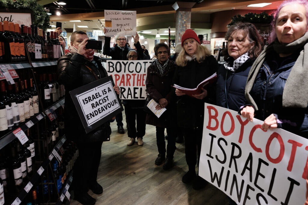 Protest against Israeli wine in Vancouver (Photo: Michael YC Tseng)